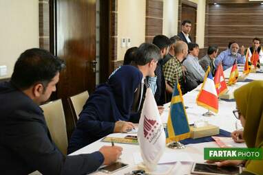 نشست هم‌اندیشی مدیران هتل پارسیان کرمانشاه با فعالان عرصه گردشگری