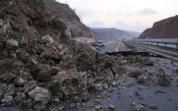 محور ترانزیتی جنوب بر اثر ریزش کوه مسدود شد