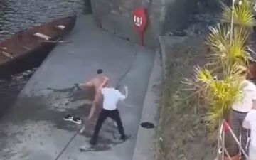 ضرب و شتم پسر جوان به دلیل شنا در رودخانه! +فیلم 