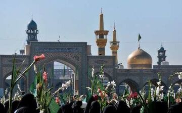 گلباران حرم امام رضا (ع) در سالروز ولادت حضرت معصومه (س) و آغاز دهه کرامت