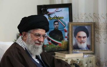 رهبر انقلاب در منزل یکی از شهدای ناجا