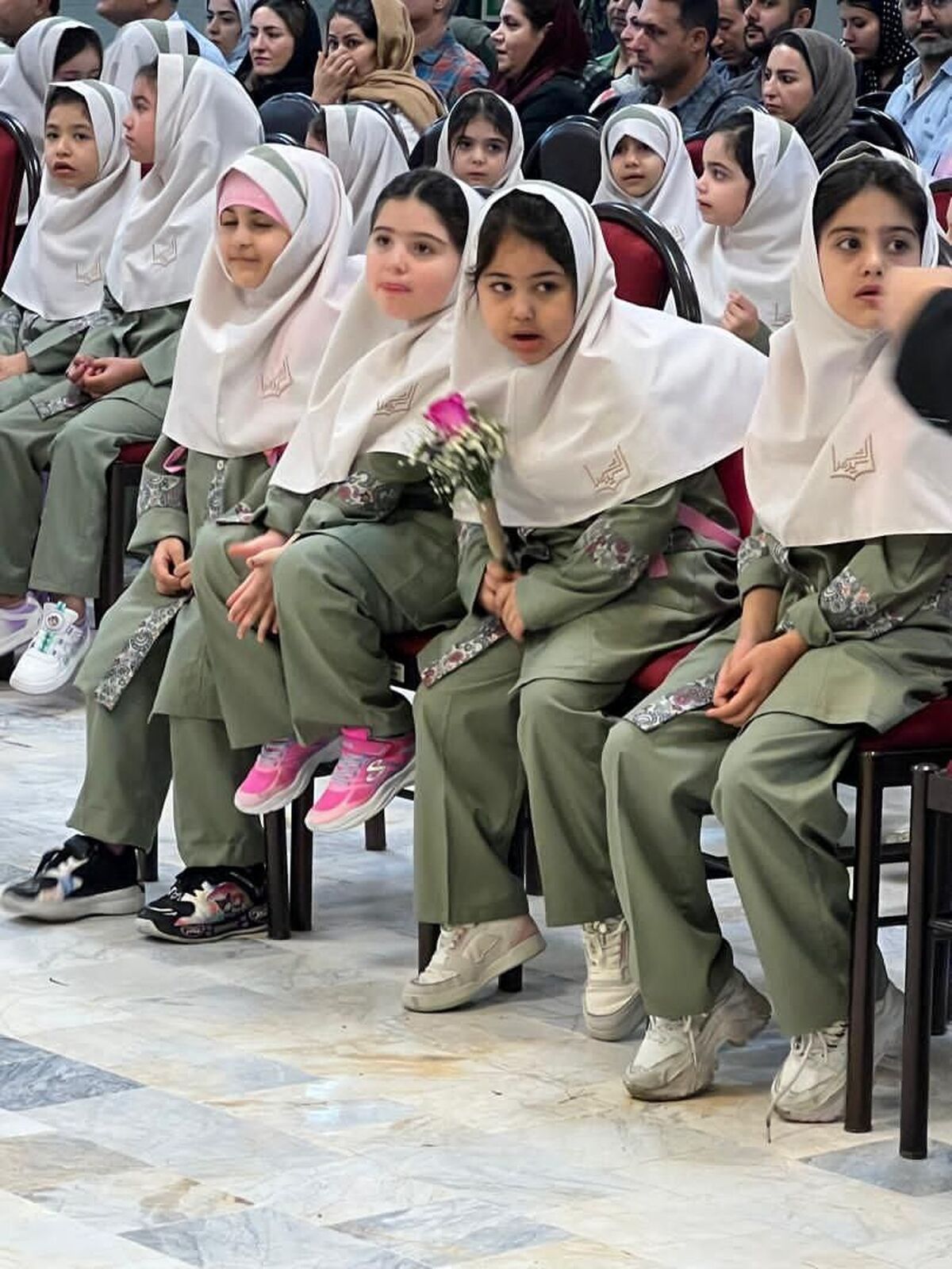 برگزاری جشن شکوفه‌ها در دبستان دخترانه سید الشهدا با حضور چهره‌های هنری و  مسئولان منطقه+تصاویر
