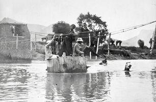 عکس تاریخی از عبور مردم از رودخانه در کرمانشاه با لگن چوبی؛ تصویری از زندگی در گذشته