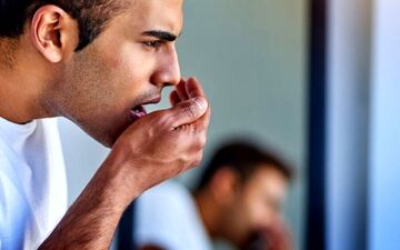 علت بوی بد دهان چیست؟