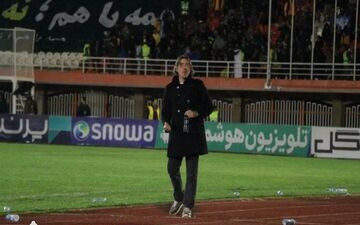 ساپینتو مقابل پیکان روی نیمکت می‌نشیند