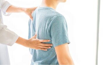 قوز کمر چیست و چگونه آن را از بین ببریم؟