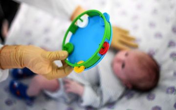 اشتباه رایج والدین در تزئین گهواره: اسباب‌بازی‌هایی که چشم کودک را لوچ می‌کنند!