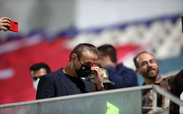 یحیی گل محمدی روی سکوها با افراد ناشناس درگیر شد