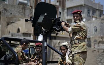 حملات موشکی و پهپادی یمن علیه المَخا؛ افسران سعودی در امان نیستند
