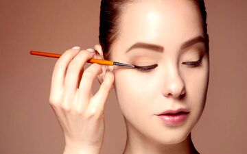 سریع و ساده: ۵ روش برای تهیه خط چشم خانگی با استفاده از مواد تازه گیاهی