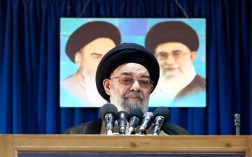 امام‌جمعه اصفهان: ملت ایران با اتحاد و درایت رهبر انقلاب سختی‌ها را پشت سر گذاشته است