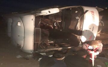 حادثه واژگونی اتوبوس محور میامی به سبزوار ۱۷ مصدوم داشت