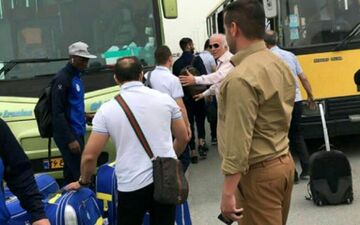 فوری/ نیسان آبی به داد بازیکنان استقلال در اتوبان قم رسید / آن ها سرگردان مانده بودند! + تصاویر