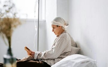 نبرد با سرطان تخمدان با یک تاکتیک جدید: محاصره تومور به جای حمله مستقیم!