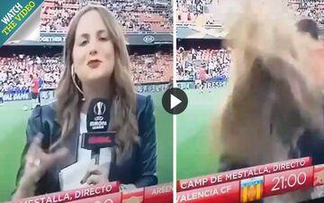 اتفاقی غیرمنتظره برای خبرنگار زن در استادیوم فوتبال!