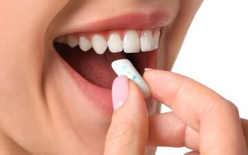 آیا جویدن آدامس واقعاً از آلزایمر جلوگیری می‌کند؟ حقایق و تحقیقات