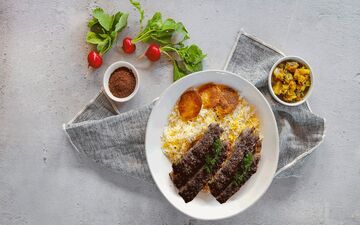 طرز تهیه کباب تابه‌ ای زعفرانی بدون فر (آبدار و لذیذ)