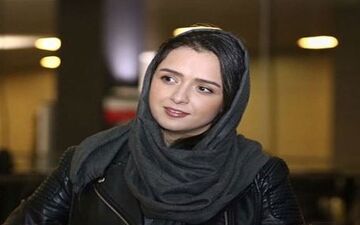 تصاویری از پوشش و ظاهر متفاوت ترانه علیدوستی در اکران خصوصی صفر تا سکو (عکس)