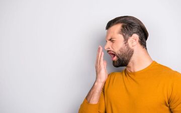 پاسخ به باور غلط: آیا جرم گیری به مینای دندان آسیب می‌زند؟