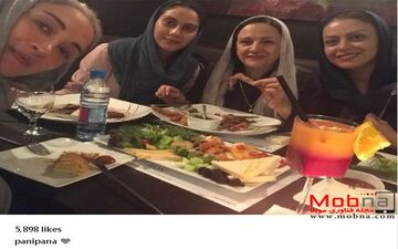 سلفی بانوان هنرمند به همراه گلاب آدینه در یک رستوران (عکس)