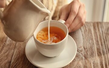 ترفند جالب برای طعم بهتر چای/ شیر را کی و چطور به چای اضافه کنیم؟