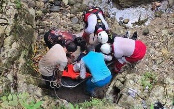 سقوط خودروی باری به رودخانه در عباس‌آباد مازندران با 9 مصدوم