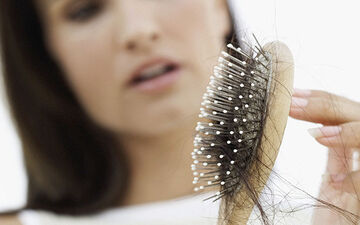 چرا موهایم اینقدر خشک است؟ از شامپو تا آفتاب، مقصر کیست؟
