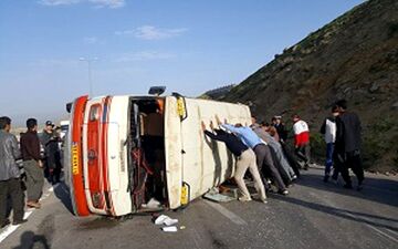 واژگونی مینی بوس دانش آموزان با ۱۰ مجروح