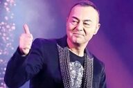 نگرانی برای سر‌دار اورتاچ؛ تصویر تلخ از خواننده محبوب روی ویلچر در بیمارستان