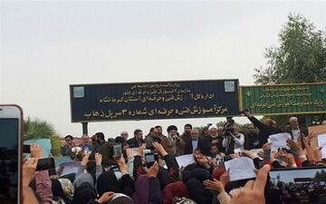 مواظبت رهبری از برخورد ناخودآگاه محافظشان با یک خانم + عکس