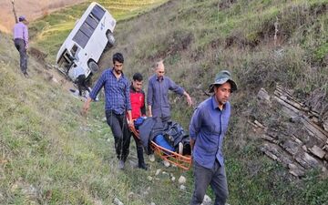واژگونی یک دستگاه مینی‌بوس با ۱۶ سرنشین