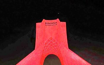 برج آزادی سرخ‌پوش شد