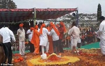 انفجار بادکنک‌های رنگی مراسم مذهبی هندی‌ ها را بهم ریخت +فیلم 