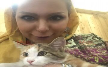 گربه بازی بهار ارجمند در یزد! (عکس)