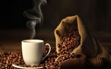 چرا قهوه به برخی آرامش می‌دهد و به برخی استرس؟