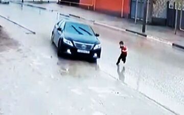لحظه دلهره آور نجات کودک از زیر چرخ تریلی 