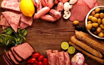 سوسیس و کالباس فاسد چه بلایی سر بدن شما می‌آورد؟