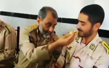 لقمه گرفتن فرمانده مرزبانی برای سربازانش