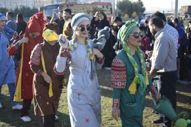 شادپیمایی عروسک‌ها در مسکن مهر شهرک دولت‌آباد شهر کرمانشاه