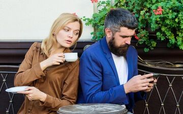 راز و سیاست زنی که همسرش واسش میمیره