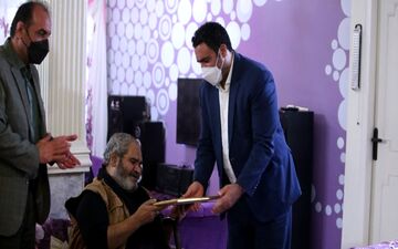 به مناسبت روز قلم «عباس خوش‌عمل» گواهینامه درجه یک هنری گرفت
