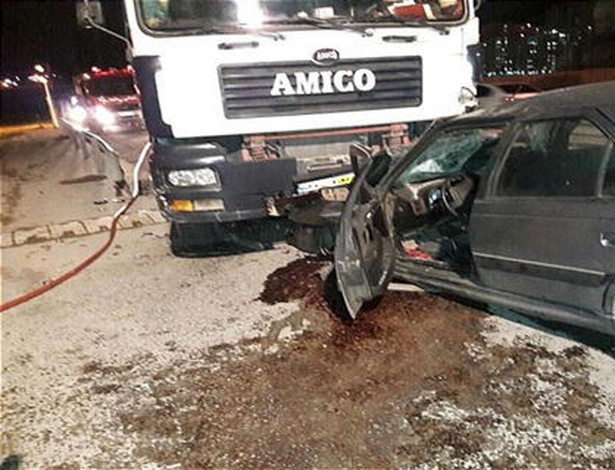 برخورد شاخ به شاخ پژو پارس و بونکر بتون در بزرگراه همت