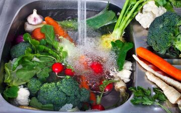 نکات ریز و درشت برای شستن سبزیجات و میوه برای خانم‌های خانه دار | اگه اینطوری نشوری اصلا تمیز نمیشن!