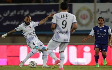 تساوی استقلال و استقلال خوزستان زیر باران بطری آب 