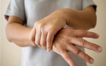 چرا بدنتان می‌لرزد؟ ۷ راهکار درمانی خانگی برای لرزش عضلات