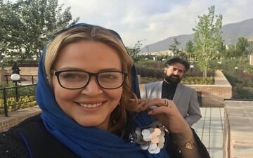 عکس عاشقانه "بهاره رهنما" و شوهرش کنار استخر + عکس