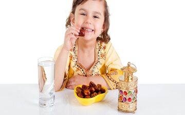 رفتار درست با کودکی که می‌خواهد روزه بگیرد