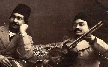 عصر قاجار در قاب تصویر: دستۀ مطرب‌ها پای بساط کباب + عکس