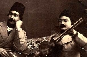 عصر قاجار در قاب تصویر: دستۀ مطرب‌ها پای بساط کباب + عکس