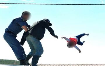 اقدام وحشتناک پدر آفریقایی در اعتراض به پلیس! 